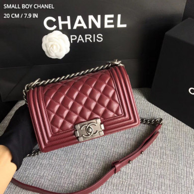 SMALL BOY CHANEL HANDBAG, LAMBSKIN, 20CM / 7.9 IN