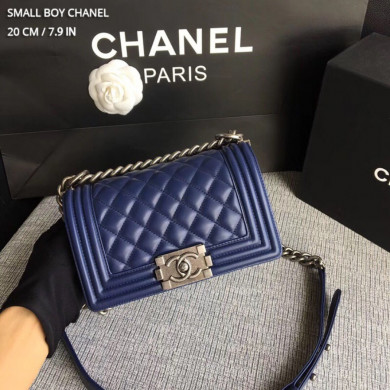 SMALL BOY CHANEL HANDBAG, LAMBSKIN, 20CM / 7.9 IN