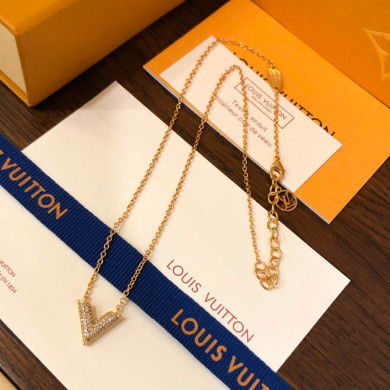 Necklaces and Pendants, Louis Vuitton LV, long 44cm, drop 22cm