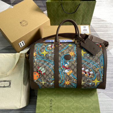 648085 Disney x Gucci Donald Duck duffle bag, gucci Duffle Bags for Men