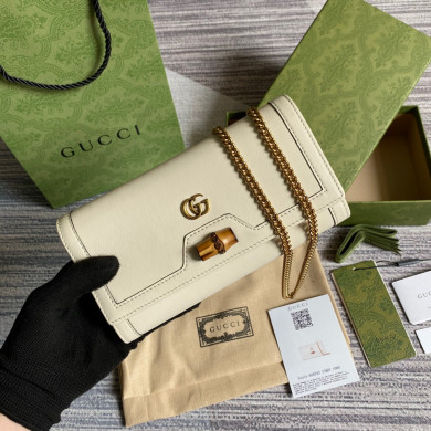 658243 Gucci Diana chain wallet with bamboo