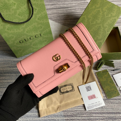 658243 Gucci Diana chain wallet with bamboo