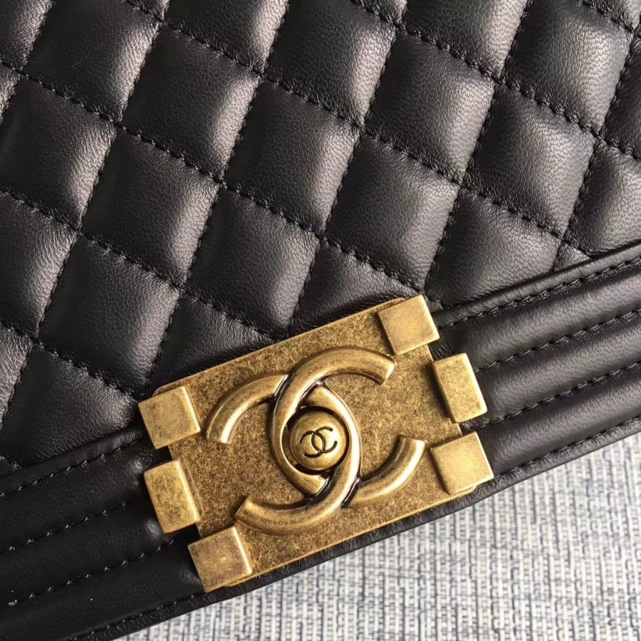 A92193, CHANEL LARGE BOY CHANEL HANDBAG, LAMBSKIN