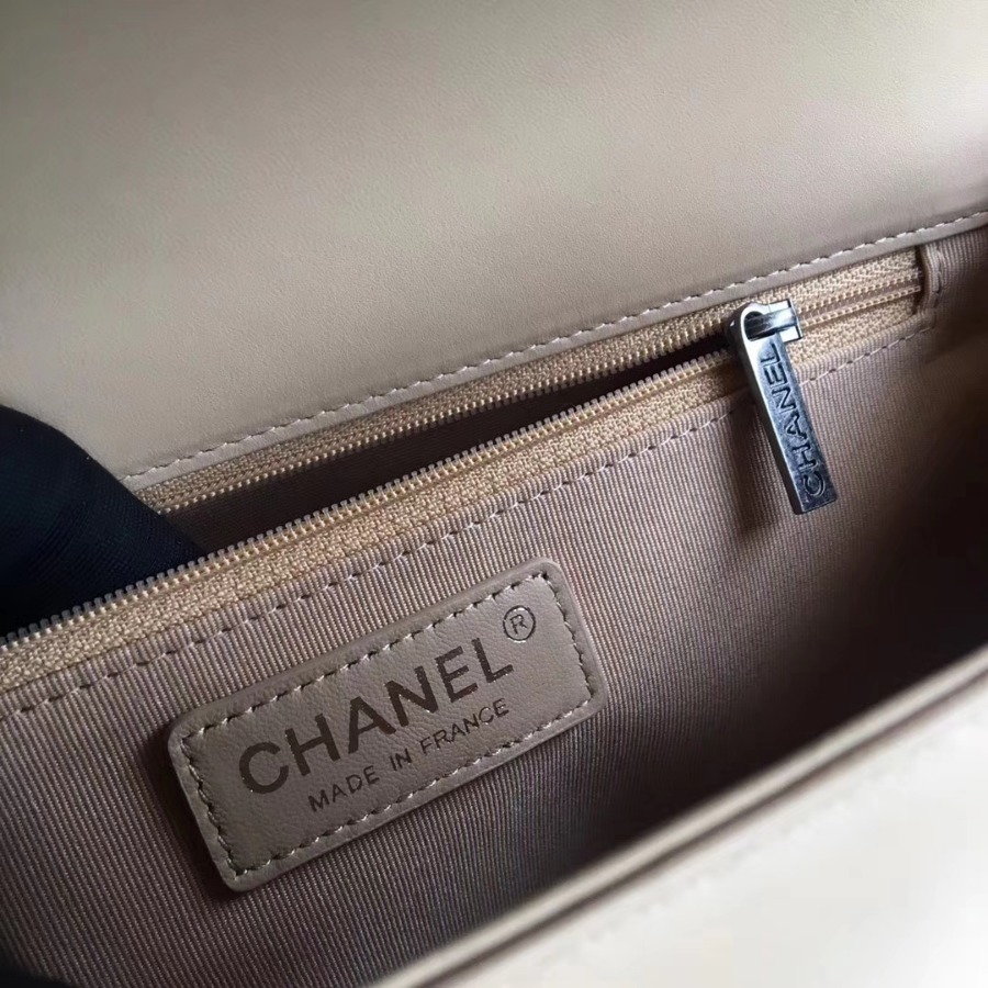A92193, CHANEL LARGE BOY CHANEL HANDBAG, LAMBSKIN