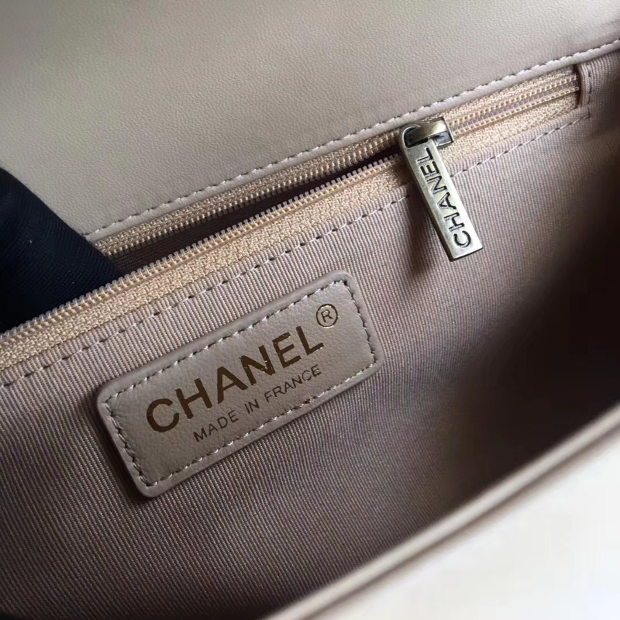 A92193, CHANEL LARGE BOY CHANEL HANDBAG, LAMBSKIN