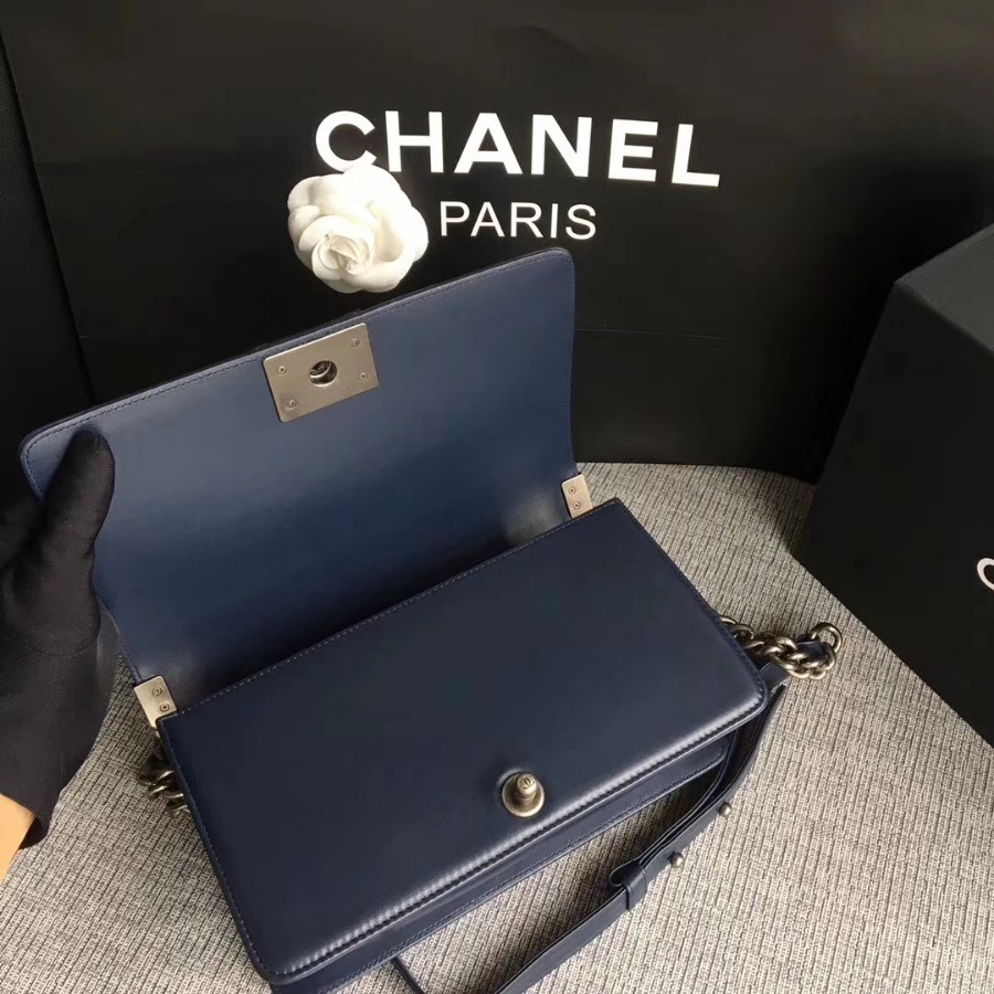 A67086, CHANEL BOY CHANEL HANDBAG, LAMBSKIN