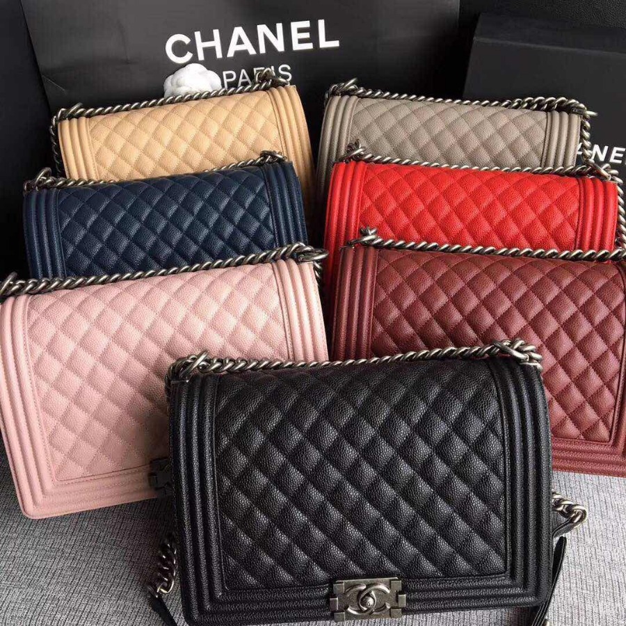 CHANEL BOY CHANEL HANDBAG, GRAINED CALFSKIN, 28CM