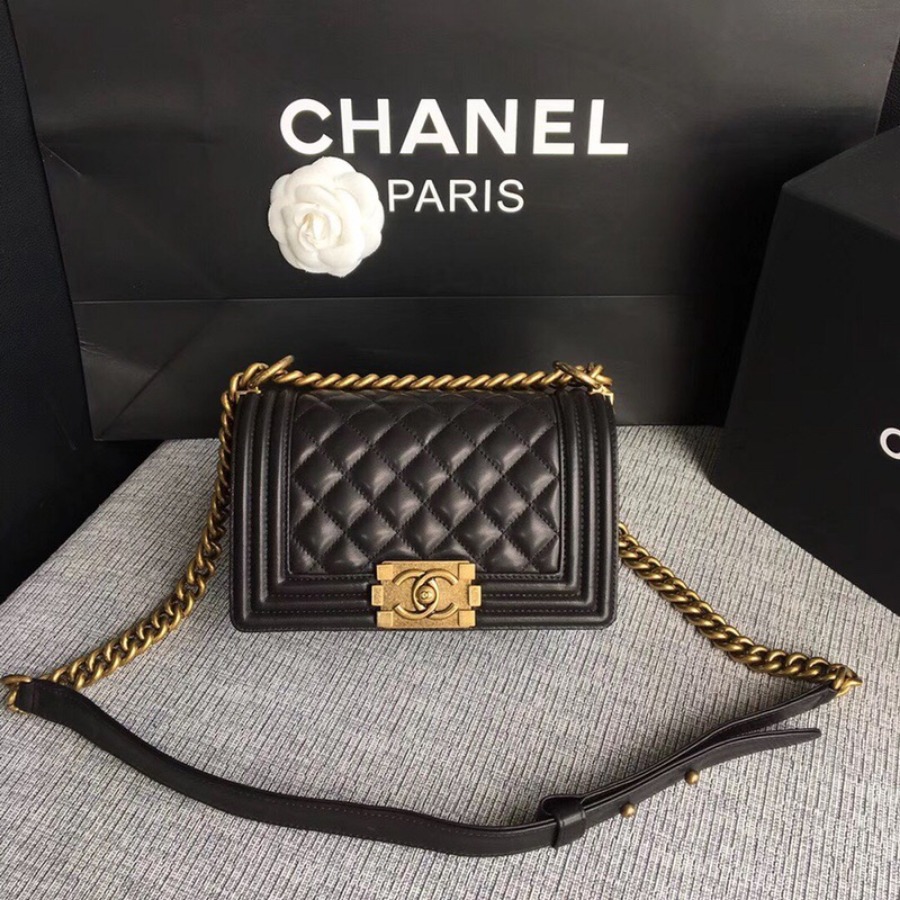 SMALL BOY CHANEL HANDBAG, LAMBSKIN, 20CM / 7.9 IN