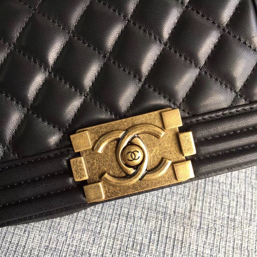 SMALL BOY CHANEL HANDBAG, LAMBSKIN, 20CM / 7.9 IN