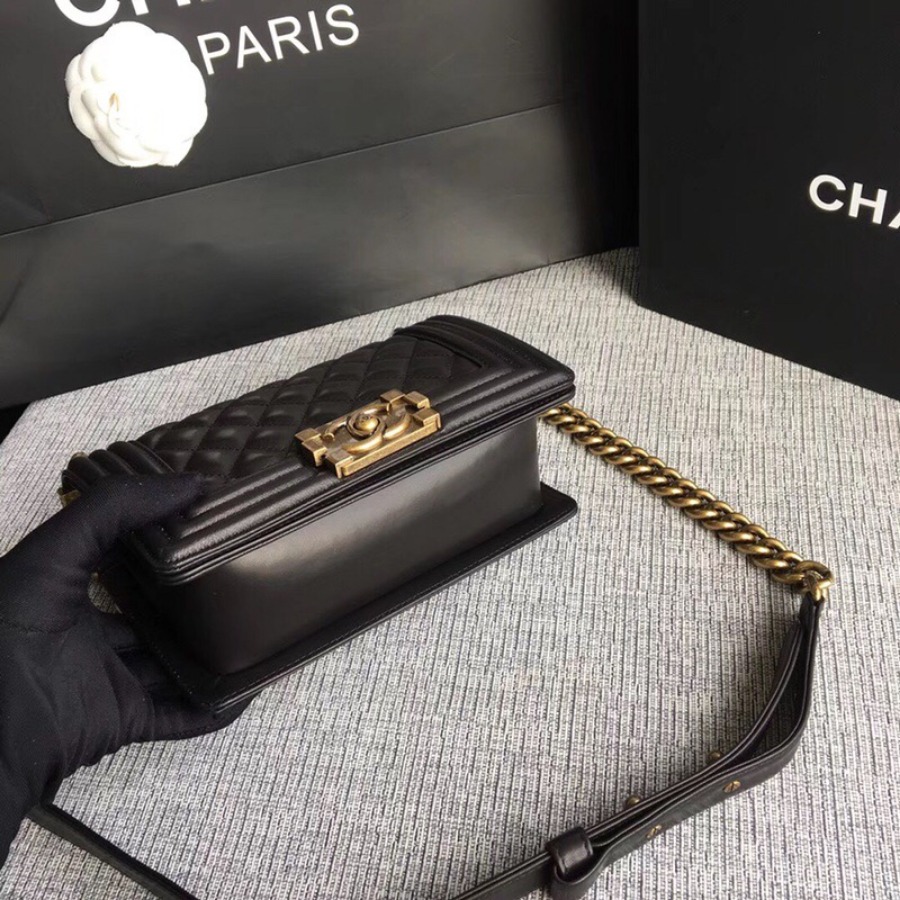 SMALL BOY CHANEL HANDBAG, LAMBSKIN, 20CM / 7.9 IN
