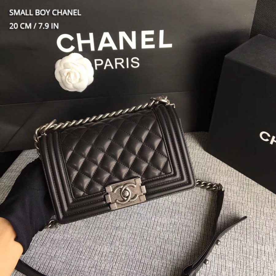 SMALL BOY CHANEL HANDBAG, LAMBSKIN, 20CM / 7.9 IN