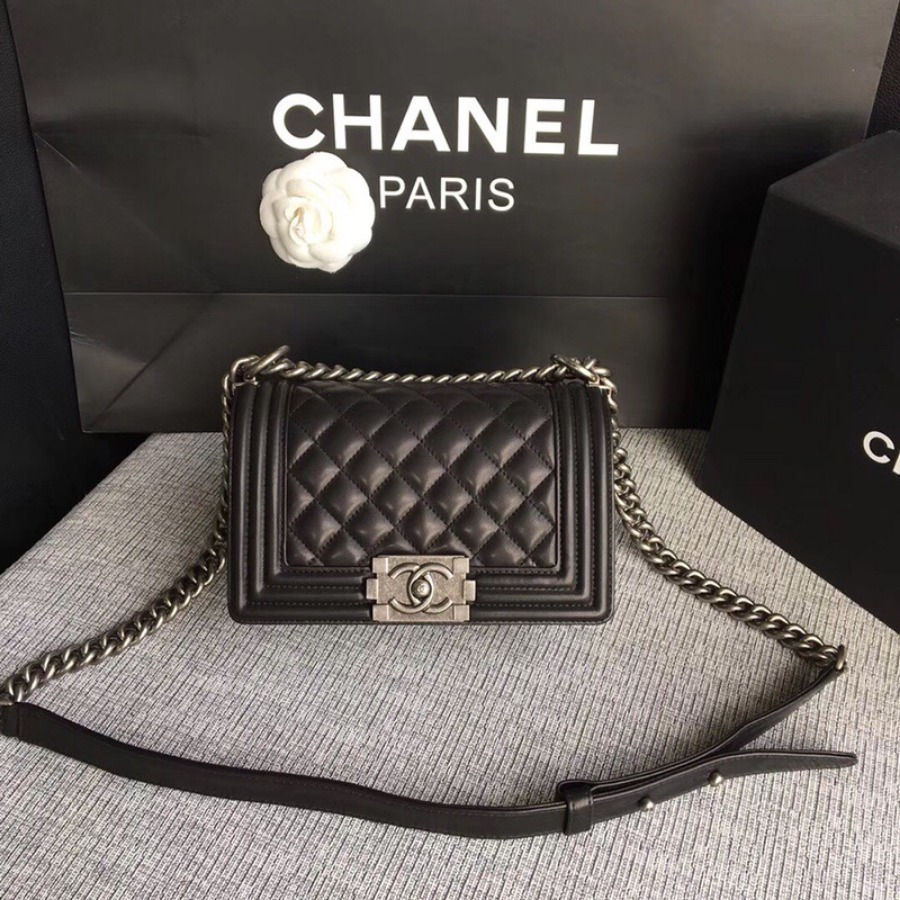 SMALL BOY CHANEL HANDBAG, LAMBSKIN, 20CM / 7.9 IN