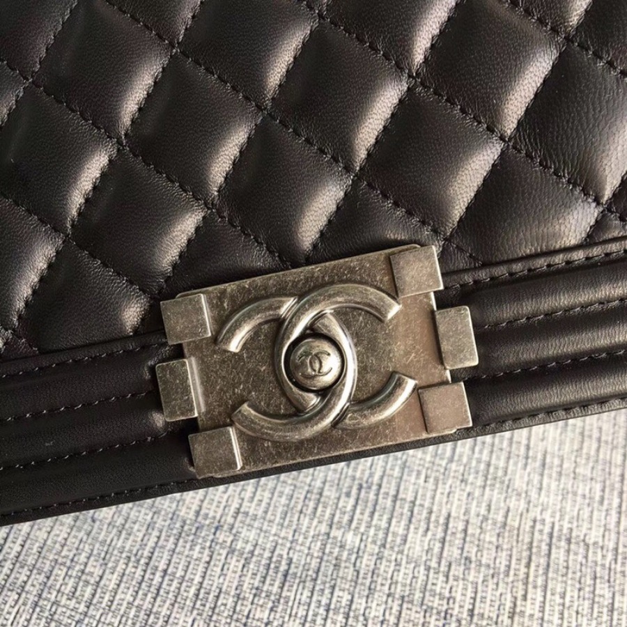 SMALL BOY CHANEL HANDBAG, LAMBSKIN, 20CM / 7.9 IN