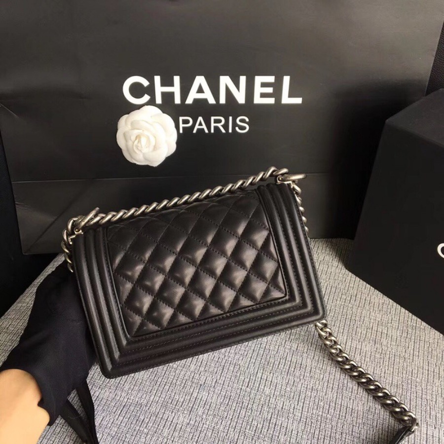 SMALL BOY CHANEL HANDBAG, LAMBSKIN, 20CM / 7.9 IN