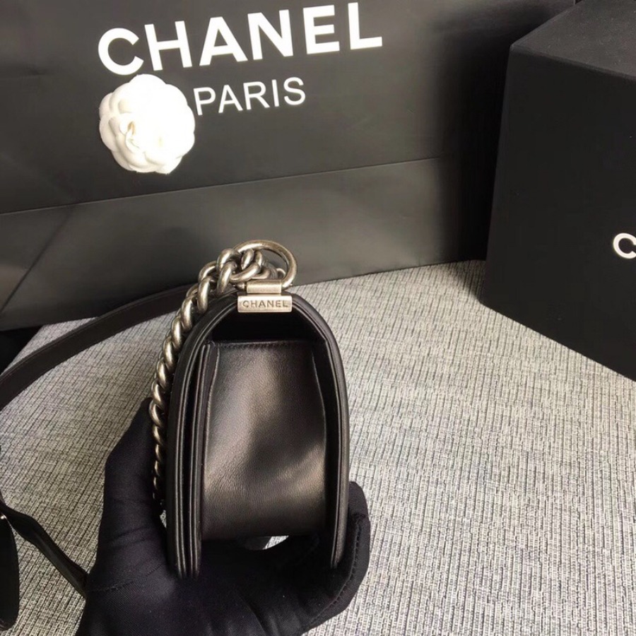 SMALL BOY CHANEL HANDBAG, LAMBSKIN, 20CM / 7.9 IN