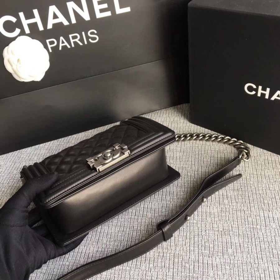 SMALL BOY CHANEL HANDBAG, LAMBSKIN, 20CM / 7.9 IN