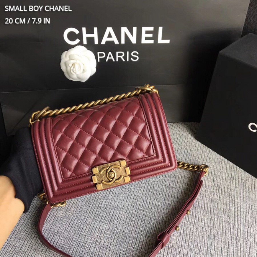 SMALL BOY CHANEL HANDBAG, LAMBSKIN, 20CM / 7.9 IN