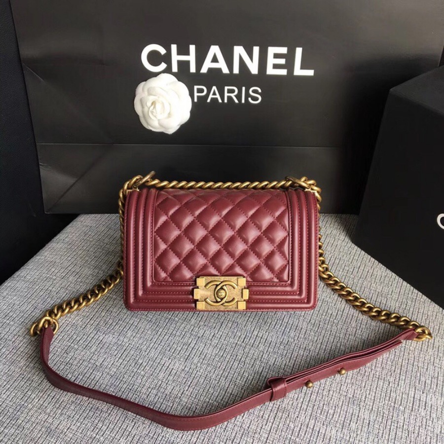 SMALL BOY CHANEL HANDBAG, LAMBSKIN, 20CM / 7.9 IN