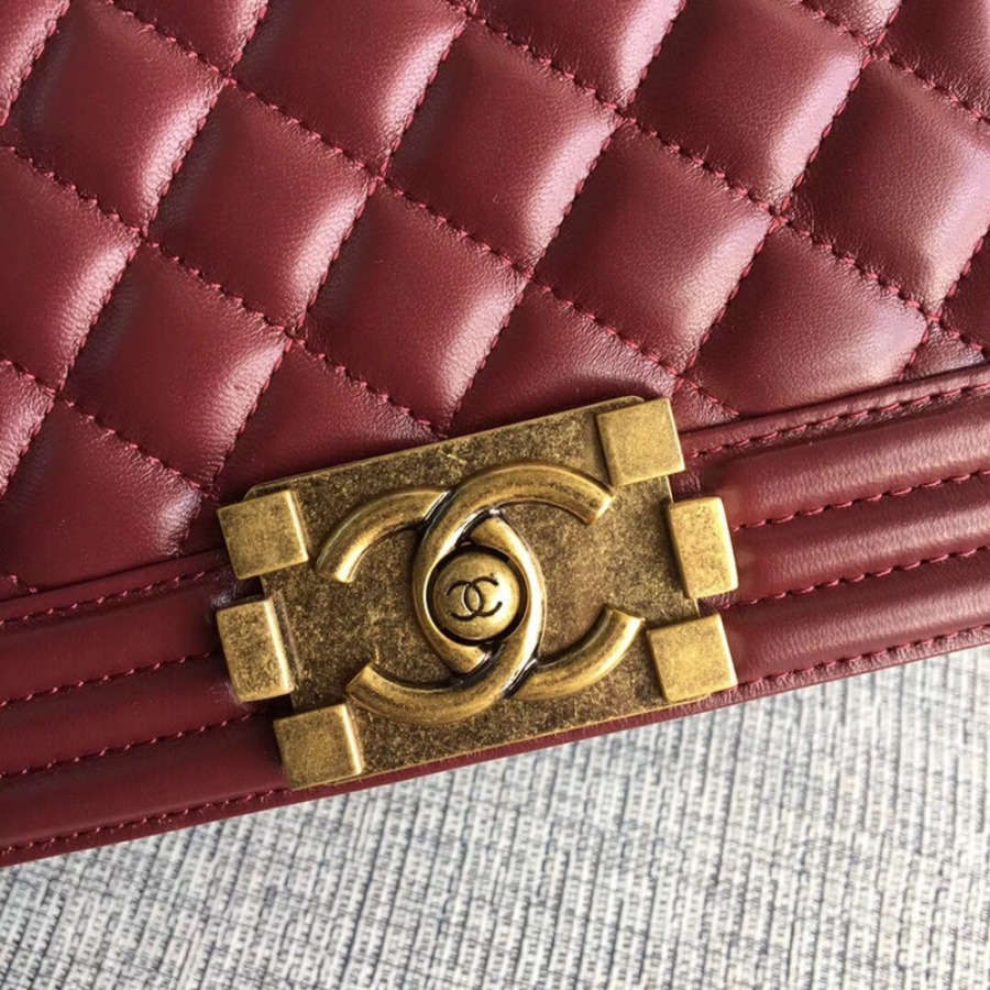 SMALL BOY CHANEL HANDBAG, LAMBSKIN, 20CM / 7.9 IN