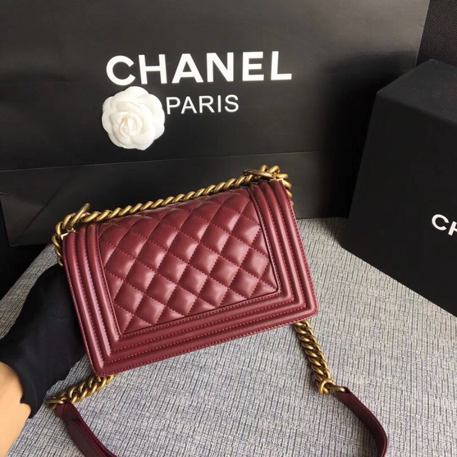 SMALL BOY CHANEL HANDBAG, LAMBSKIN, 20CM / 7.9 IN