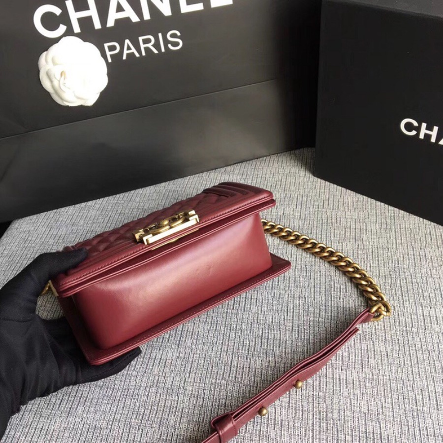 SMALL BOY CHANEL HANDBAG, LAMBSKIN, 20CM / 7.9 IN