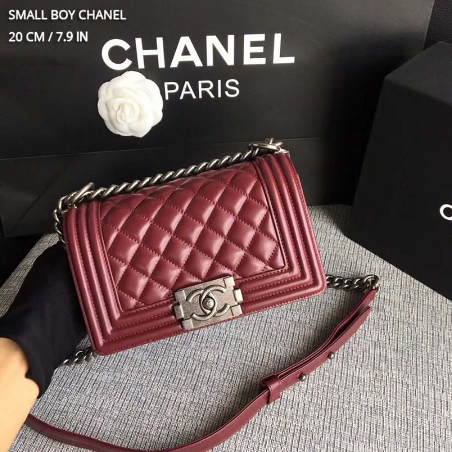 SMALL BOY CHANEL HANDBAG, LAMBSKIN, 20CM / 7.9 IN