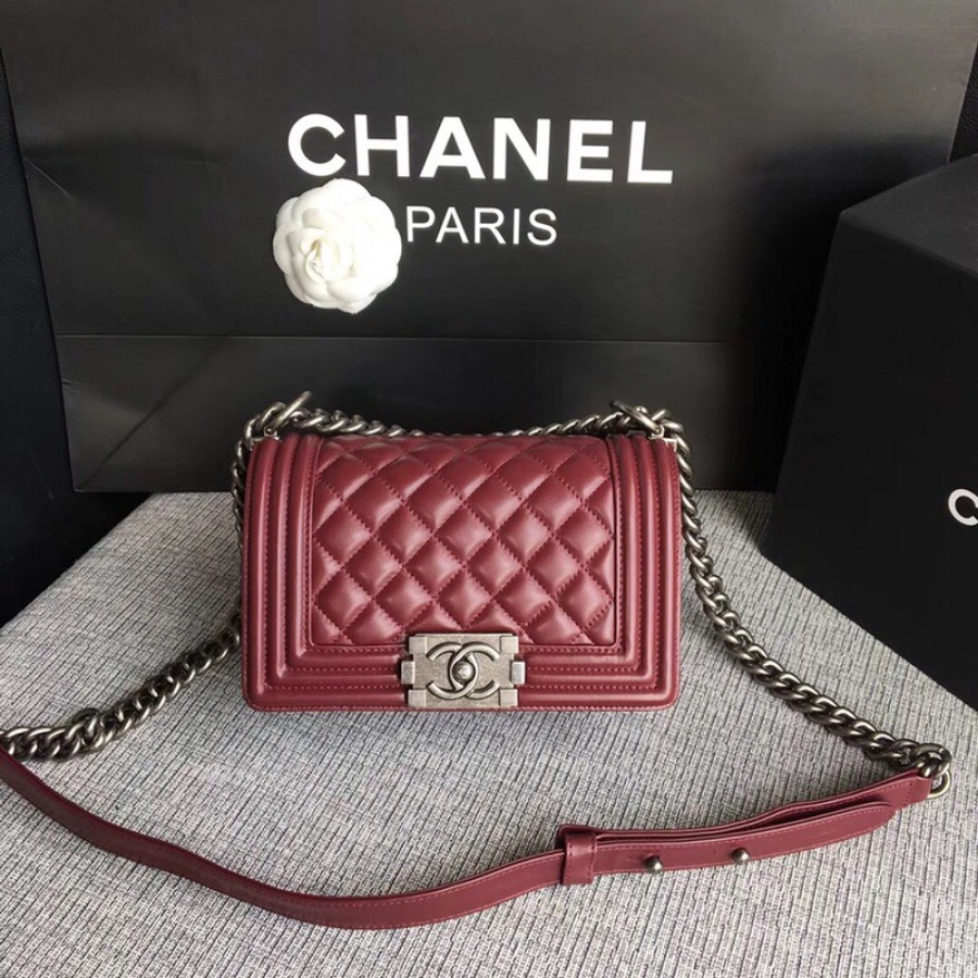 SMALL BOY CHANEL HANDBAG, LAMBSKIN, 20CM / 7.9 IN