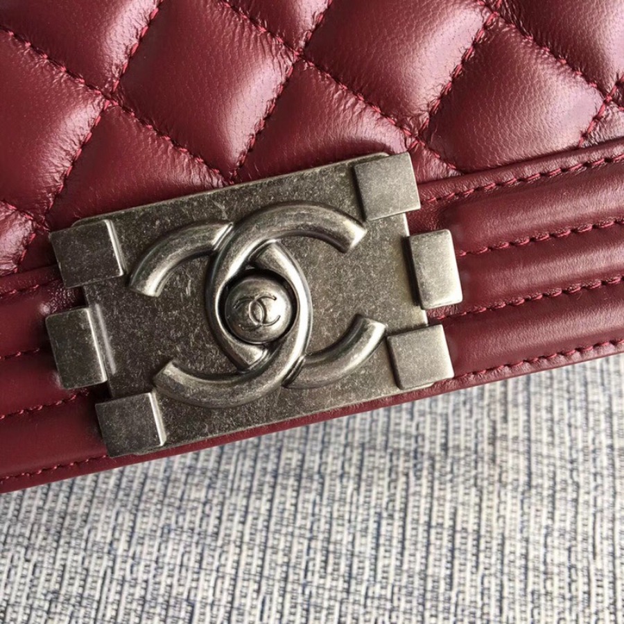 SMALL BOY CHANEL HANDBAG, LAMBSKIN, 20CM / 7.9 IN
