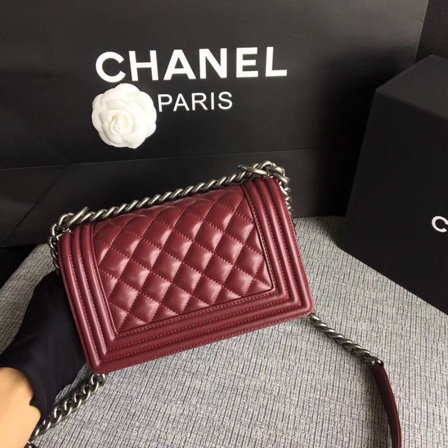 SMALL BOY CHANEL HANDBAG, LAMBSKIN, 20CM / 7.9 IN