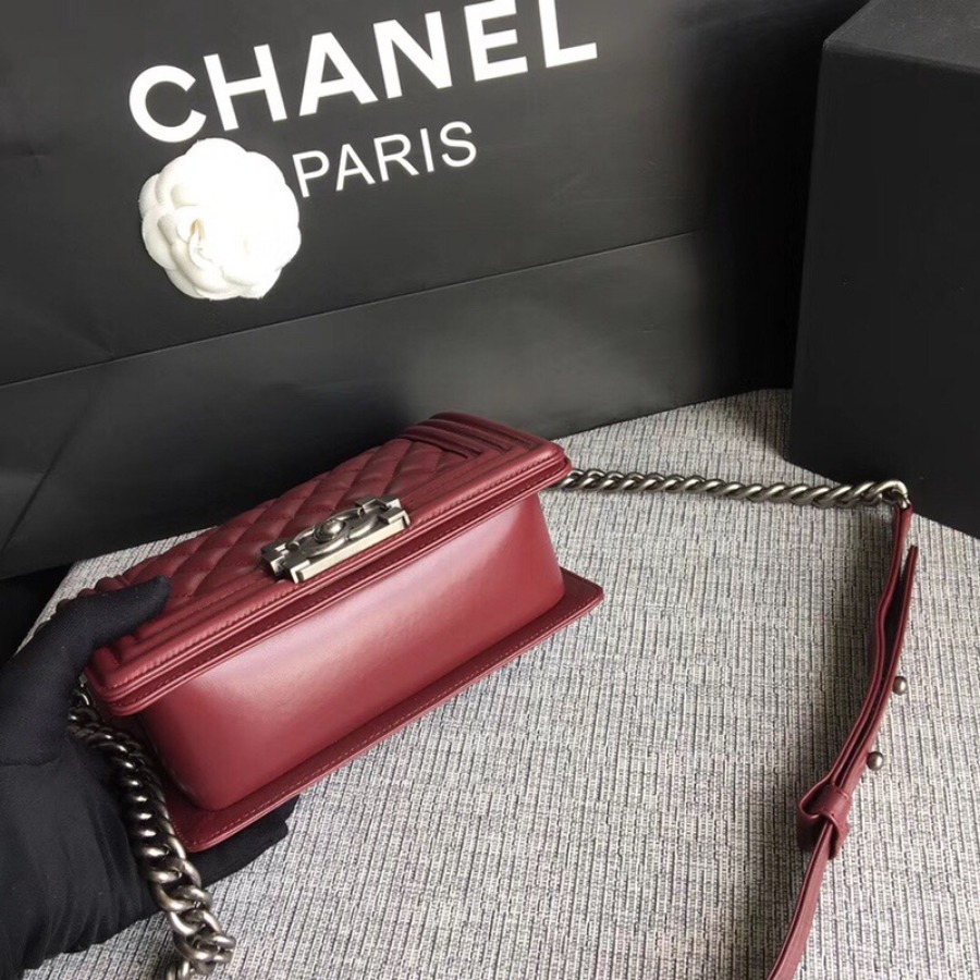SMALL BOY CHANEL HANDBAG, LAMBSKIN, 20CM / 7.9 IN