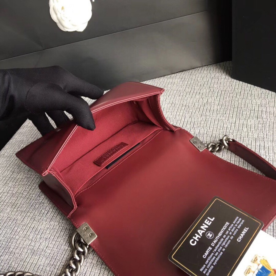SMALL BOY CHANEL HANDBAG, LAMBSKIN, 20CM / 7.9 IN