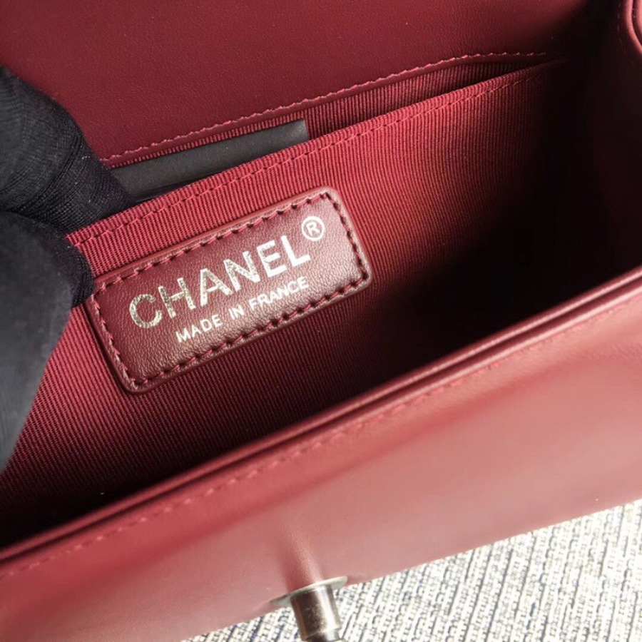 SMALL BOY CHANEL HANDBAG, LAMBSKIN, 20CM / 7.9 IN