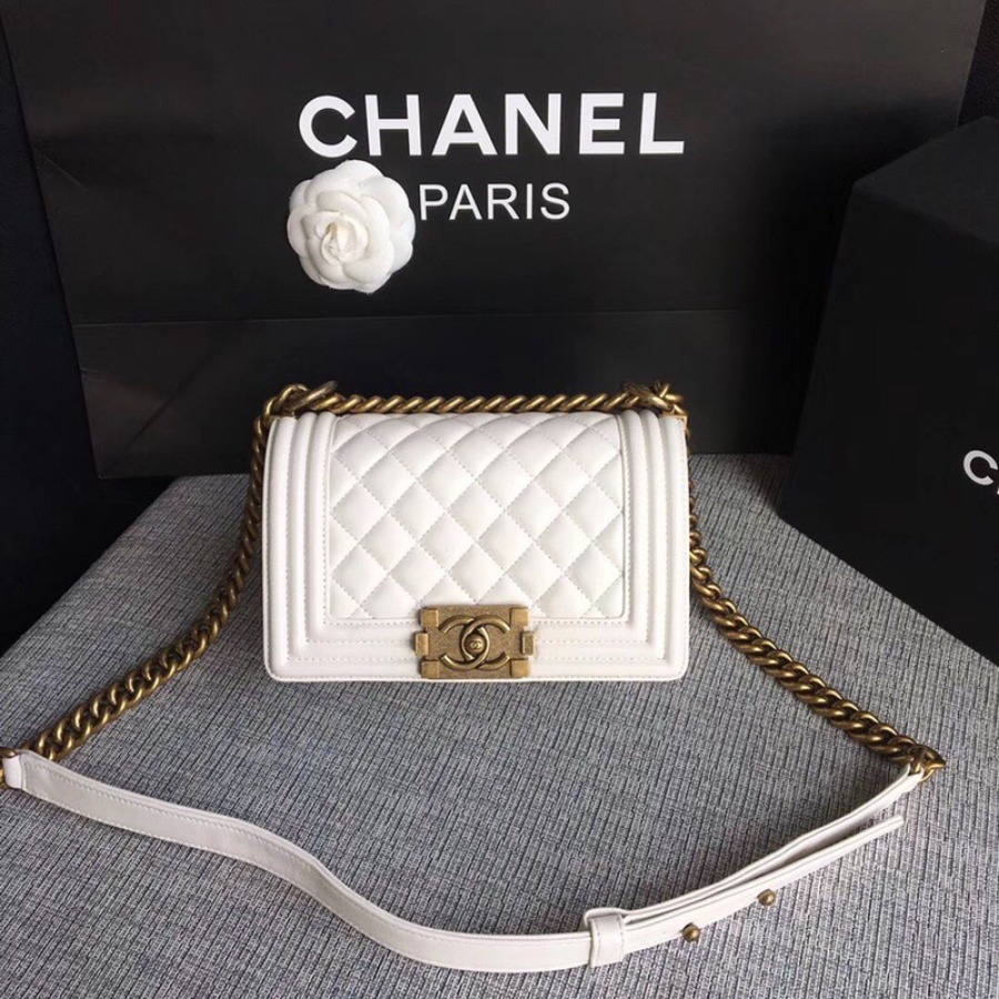SMALL BOY CHANEL HANDBAG, LAMBSKIN, 20CM / 7.9 IN