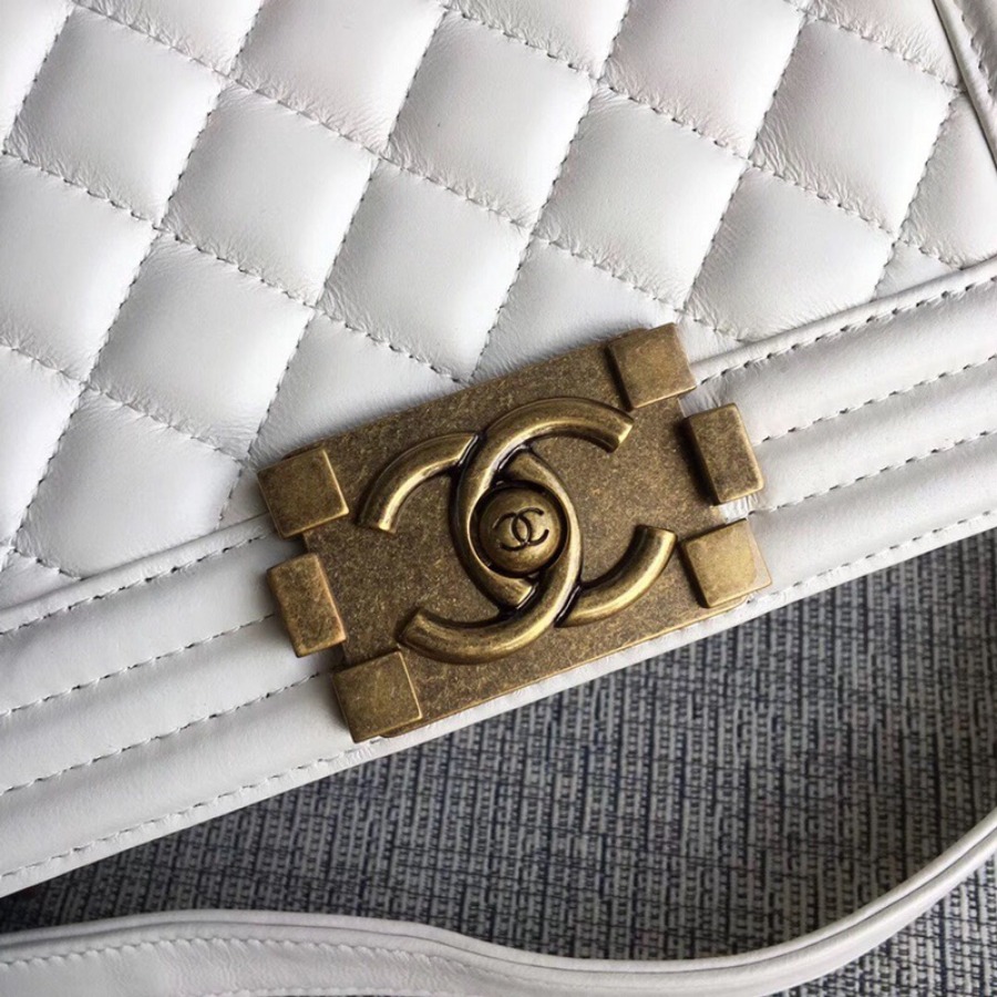 SMALL BOY CHANEL HANDBAG, LAMBSKIN, 20CM / 7.9 IN