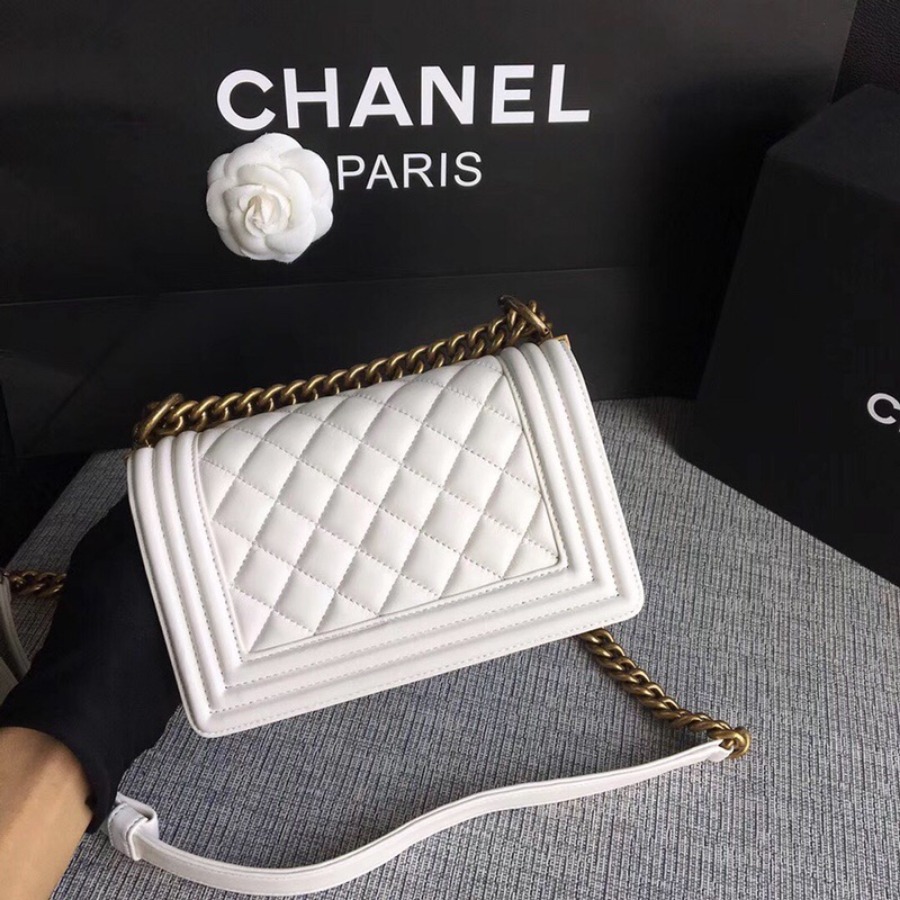 SMALL BOY CHANEL HANDBAG, LAMBSKIN, 20CM / 7.9 IN