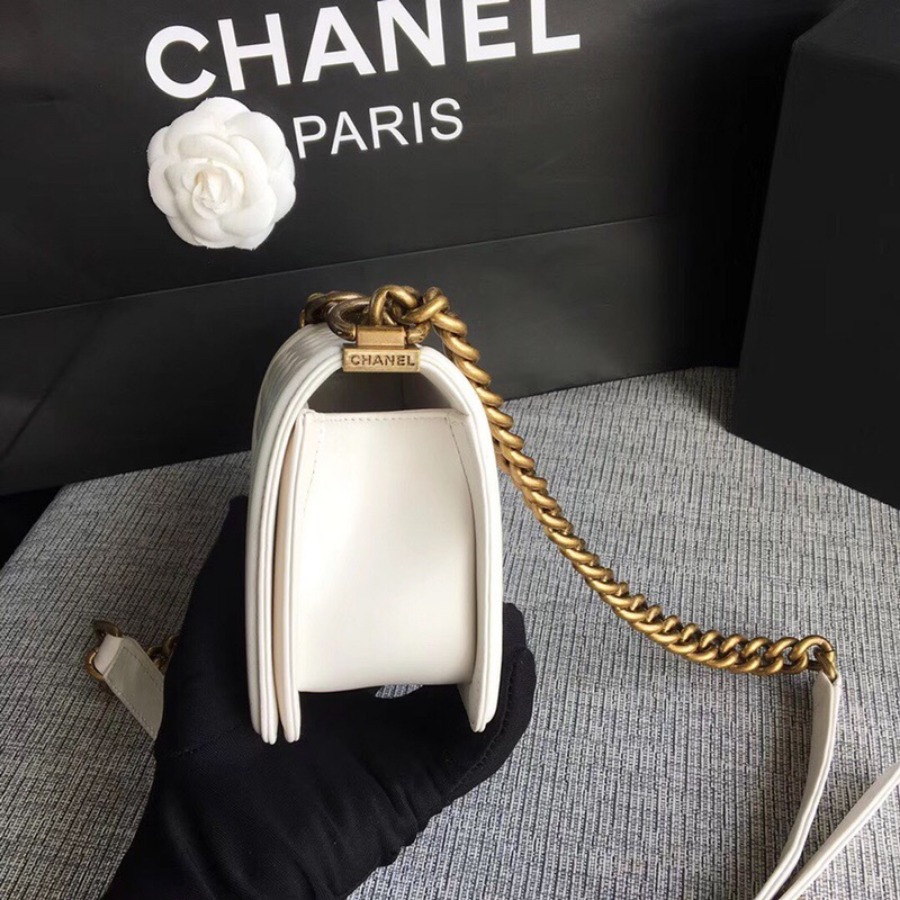 SMALL BOY CHANEL HANDBAG, LAMBSKIN, 20CM / 7.9 IN