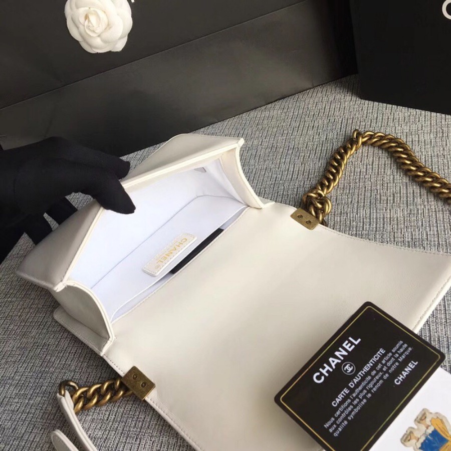 SMALL BOY CHANEL HANDBAG, LAMBSKIN, 20CM / 7.9 IN