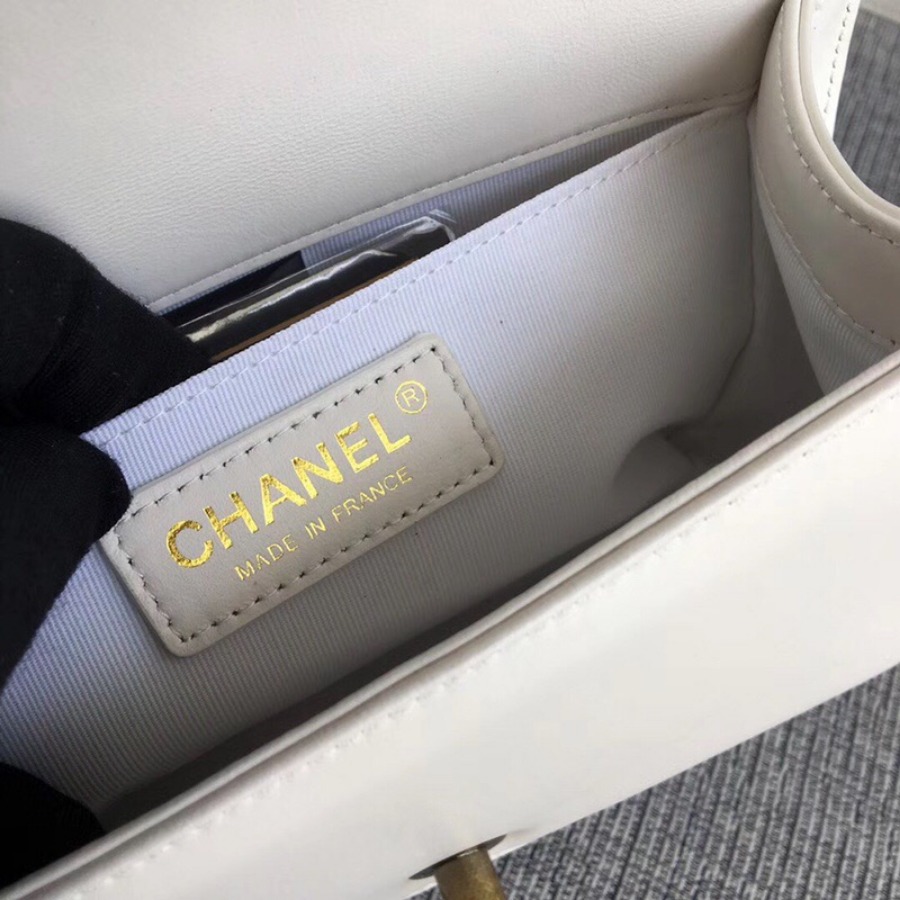 SMALL BOY CHANEL HANDBAG, LAMBSKIN, 20CM / 7.9 IN