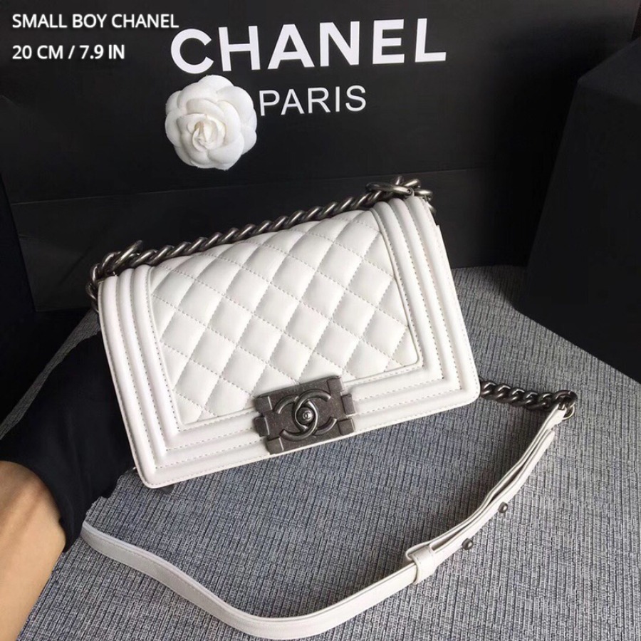 SMALL BOY CHANEL HANDBAG, LAMBSKIN, 20CM / 7.9 IN