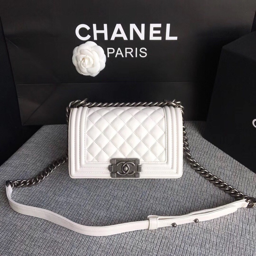 SMALL BOY CHANEL HANDBAG, LAMBSKIN, 20CM / 7.9 IN