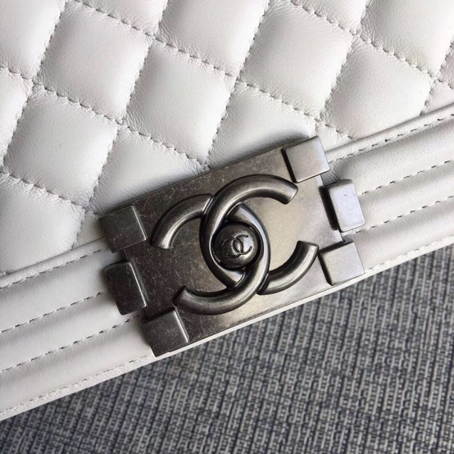 SMALL BOY CHANEL HANDBAG, LAMBSKIN, 20CM / 7.9 IN