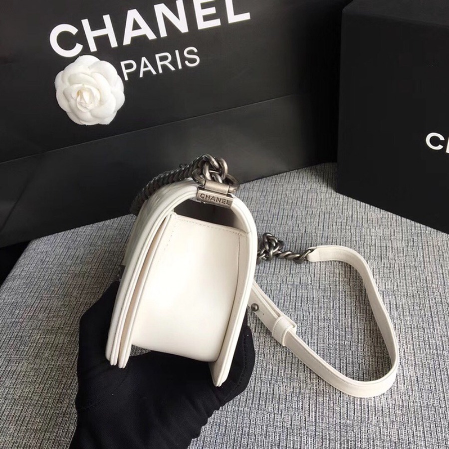 SMALL BOY CHANEL HANDBAG, LAMBSKIN, 20CM / 7.9 IN