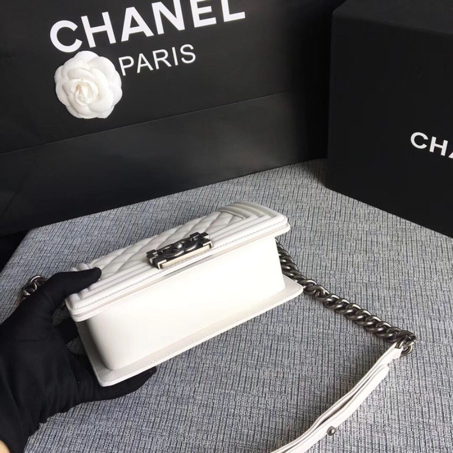 SMALL BOY CHANEL HANDBAG, LAMBSKIN, 20CM / 7.9 IN