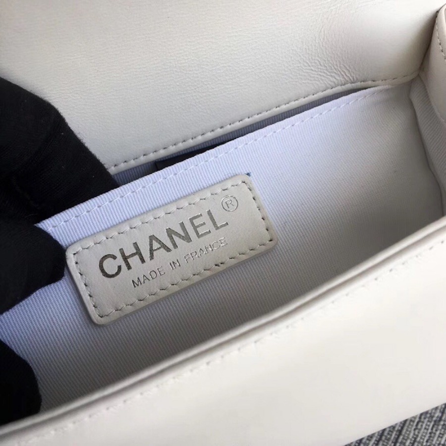 SMALL BOY CHANEL HANDBAG, LAMBSKIN, 20CM / 7.9 IN