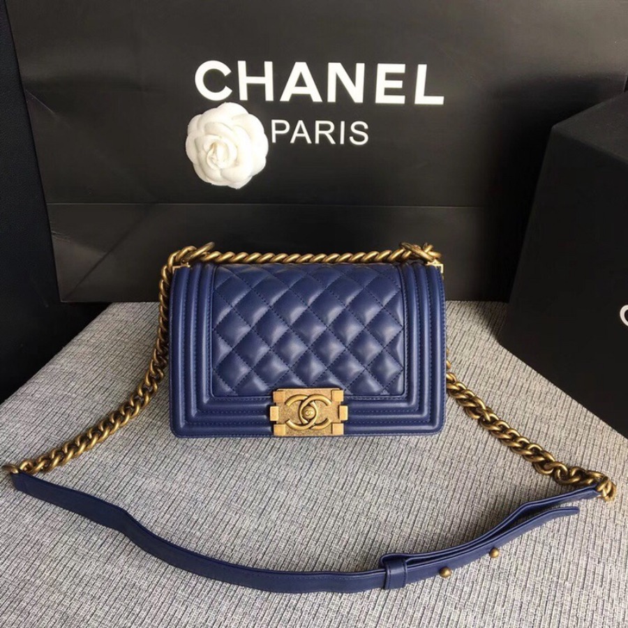 SMALL BOY CHANEL HANDBAG, LAMBSKIN, 20CM / 7.9 IN