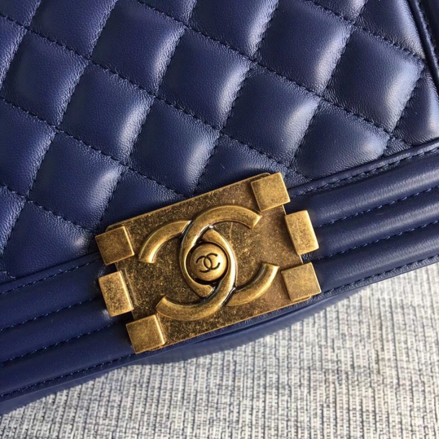SMALL BOY CHANEL HANDBAG, LAMBSKIN, 20CM / 7.9 IN