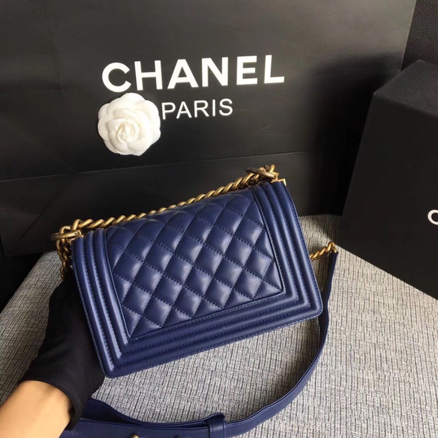 SMALL BOY CHANEL HANDBAG, LAMBSKIN, 20CM / 7.9 IN