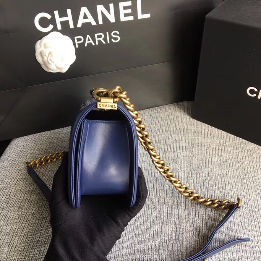 SMALL BOY CHANEL HANDBAG, LAMBSKIN, 20CM / 7.9 IN