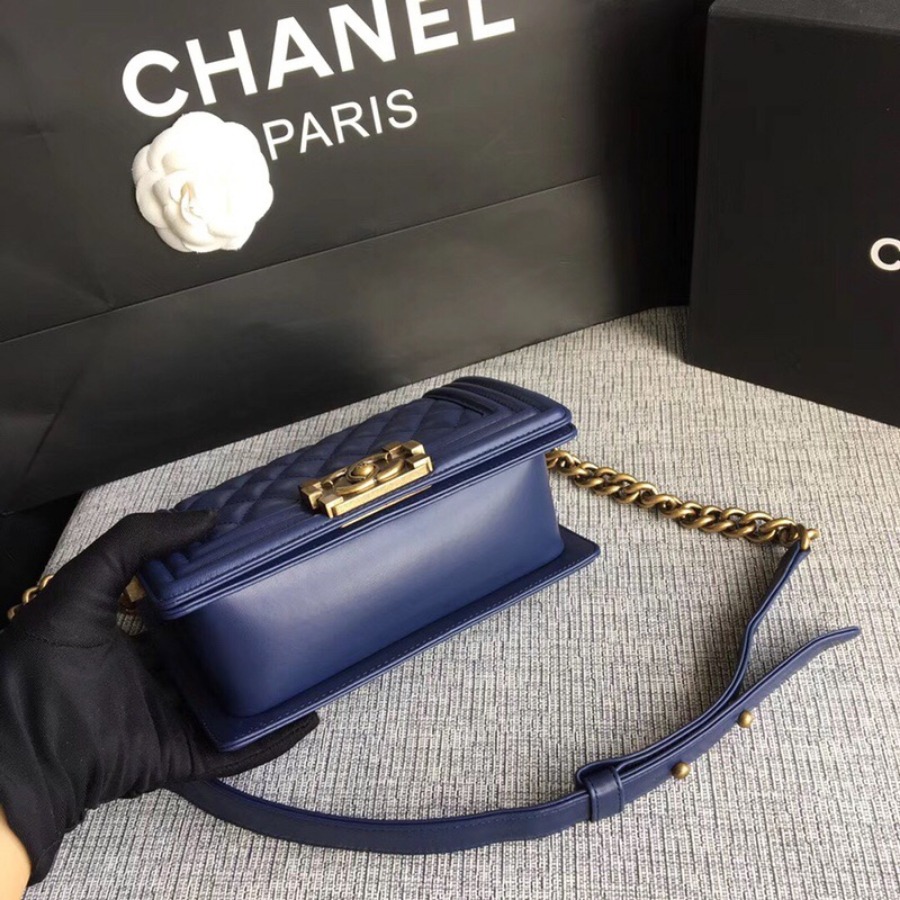 SMALL BOY CHANEL HANDBAG, LAMBSKIN, 20CM / 7.9 IN