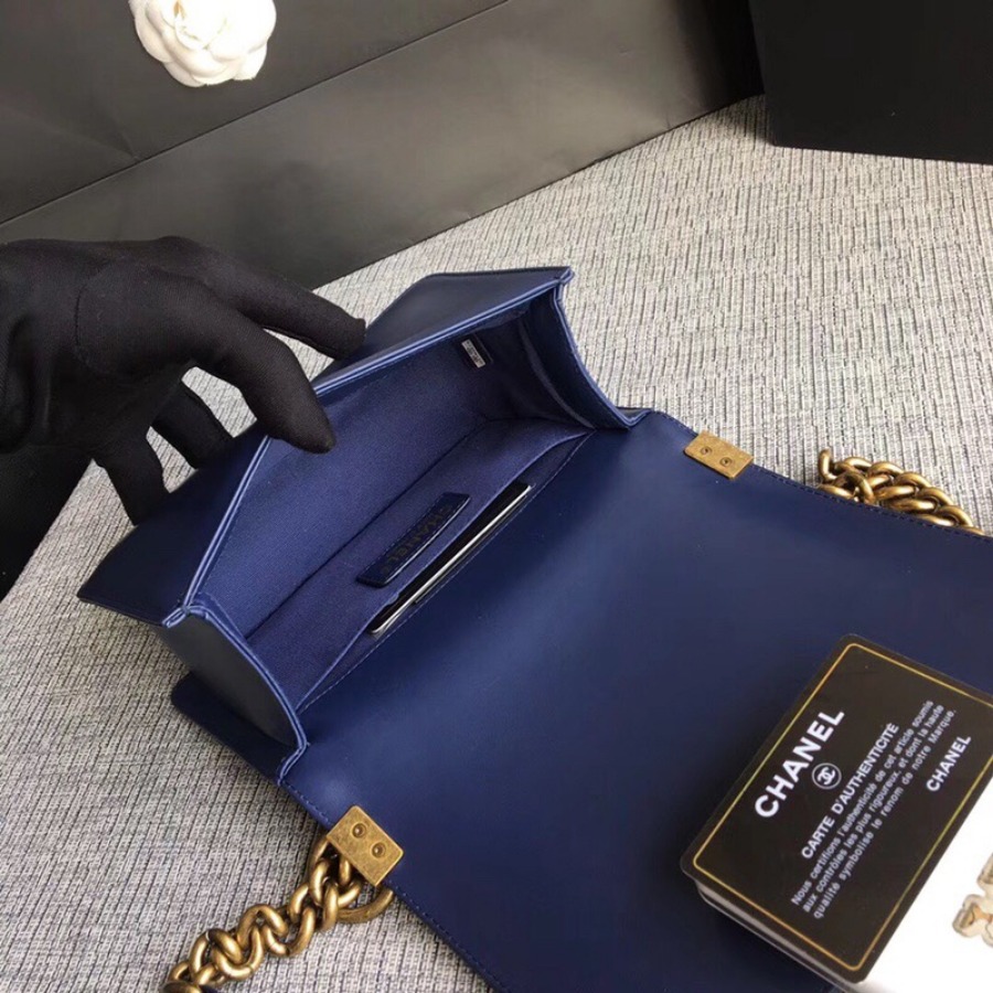 SMALL BOY CHANEL HANDBAG, LAMBSKIN, 20CM / 7.9 IN